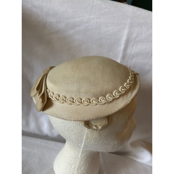 Vintage 1950s Beige Womens Pillbox Hat With Bow & Trimmed Edge Detail - Picture 6 of 12